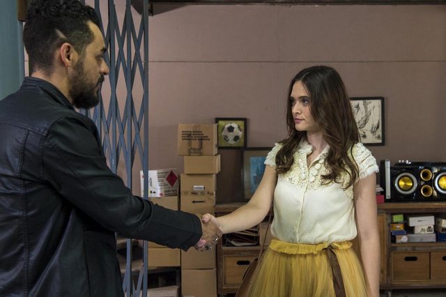 Marocas (Juliana Paiva) pede para que Barão (Rui Ricardo Dias) consiga recuperar uns documentos na casa de Emílio. Eles entram em um acordo. Marocas (Juliana Paiva) pede para que Barão (Rui Ricardo Dias) consiga recuperar uns documentos na casa de Emílio. Eles entram em um acordo.