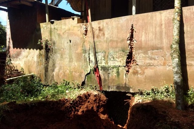 O muro da residência também ficou comprometido O muro da residência também ficou comprometido