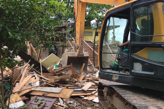 Quatro residências que ficavam no local onde será construído o Parque do Abraão, na região continental de Florianópolis, foram demolidas pela prefeitura. Os entulhos ainda serão retirados para que as obras do parque iniciem na próxima semana. Quatro residências que ficavam no local onde será construído o Parque do Abraão, na região continental de Florianópolis, foram demolidas pela prefeitura. Os entulhos ainda serão retirados para que as obras do parque iniciem na próxima semana.