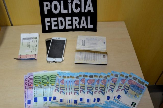 Bruno de Oliveira, de 28 anos, natural de Florianópolis, foi preso em flagrante com dois quilos de cocaína em um fundo falso de uma mala no Aeroporto Internacional do Recife/Gilberto Freyre, no Estado de Pernambuco, nesta terça-feira (23). A droga seria levada para Lisboa, em Portugal. Bruno de Oliveira, de 28 anos, natural de Florianópolis, foi preso em flagrante com dois quilos de cocaína em um fundo falso de uma mala no Aeroporto Internacional do Recife/Gilberto Freyre, no Estado de Pernambuco, nesta terça-feira (23). A droga seria levada para Lisboa, em Portugal.