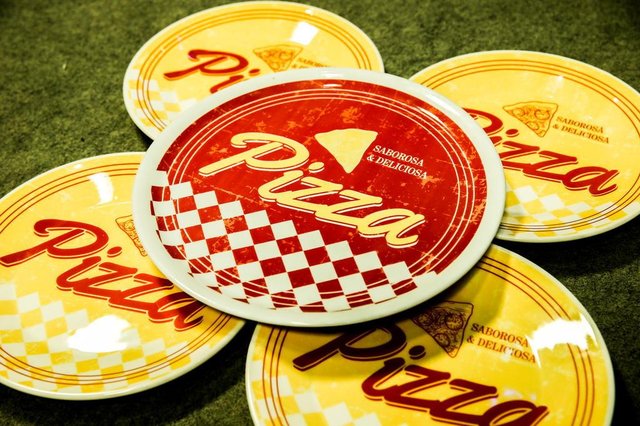 Está chegando mais um ciclo do Junte & Ganhe, campanha de fidelidade que oferece um brinde aos leitores do jornal Hora de Santa Catarina. No dia 3 de novembro será publicado o selo 01 do Kit Pizza, com cinco peças em cerâmica produzidas pela renomada marca catarinense Oxford: são quatro pratos de jantar e uma assadeira refratária que vai no micro-ondas, no forno ou na mesa. Está chegando mais um ciclo do Junte & Ganhe, campanha de fidelidade que oferece um brinde aos leitores do jornal Hora de Santa Catarina. No dia 3 de novembro será publicado o selo 01 do Kit Pizza, com cinco peças em cerâmica produzidas pela renomada marca catarinense Oxford: são quatro pratos de jantar e uma assadeira refratária que vai no micro-ondas, no forno ou na mesa.