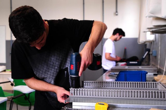  CAXIAS DO SUL, RS, BRASIL, 19/10/2018. Bolsista voluntário do curso Técnico em Plásticos Integrado, Cristofor Portugal (camiseta preta), 17 anos, e Bolsista voluntário do curso Técnico em Química, Alisson Bonatto (camiseta branca), 17 anos. Instituto Federal do Rio Grande do Sul, o IFRS, sediado em Caxias, está com inscrições abertas para o processo seletivo. (Diogo Sallaberry/Agência RBS)