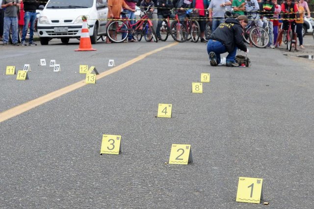 Homicidio no bairro Comasa,rua Ponte Serrada, no locl foram encontradas mais de 40 capsula de arma de fogo. Homicidio no bairro Comasa,rua Ponte Serrada, no locl foram encontradas mais de 40 capsula de arma de fogo.