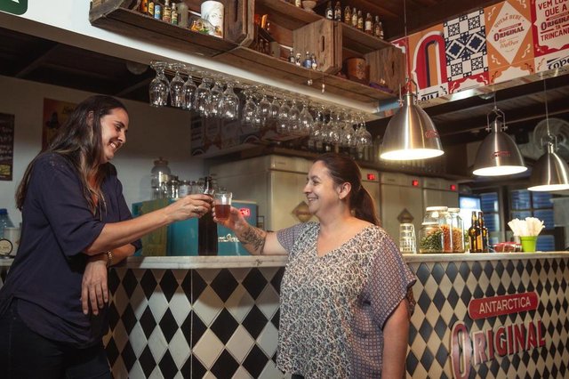 FLORIANÓPOLIS, SC, BRASIL - 23/10/2018Mulheres que empreendem. Na foto, as sócias do bar Zé Mané, Angela Manguilhott (esq.) e Isabel Hagemann (dir.)Indexador: EMERSON SOUZA FLORIANÓPOLIS, SC, BRASIL - 23/10/2018Mulheres que empreendem. Na foto, as sócias do bar Zé Mané, Angela Manguilhott (esq.) e Isabel Hagemann (dir.)Indexador: EMERSON SOUZA