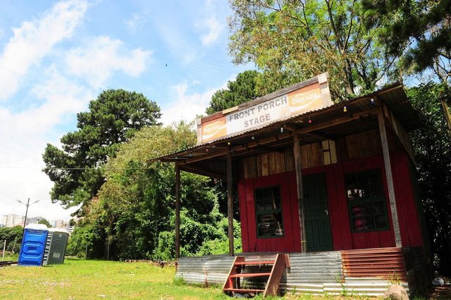 CAXIAS DO SUL, RS, BRASIL, 05/12/2017 - Abaixo assinado em prol da permanência da ¿casinha do blues¿, ou Front Porch Stage, na Estação Férrea. Trata-se de um dos símbolos máximos do MDBF e da cultura blueseira caxiense, mas que convive com a ameaça cada vez mais presente de ser retirada do Largo por se tratar de um imóvel privado em terreno público. O documento pode ser assinado através da plataforma Avaaz. (Marcelo Casagrande/Agência RBS) CAXIAS DO SUL, RS, BRASIL, 05/12/2017 - Abaixo assinado em prol da permanência da ¿casinha do blues¿, ou Front Porch Stage, na Estação Férrea. Trata-se de um dos símbolos máximos do MDBF e da cultura blueseira caxiense, mas que convive com a ameaça cada vez mais presente de ser retirada do Largo por se tratar de um imóvel privado em terreno público. O documento pode ser assinado através da plataforma Avaaz. (Marcelo Casagrande/Agência RBS)