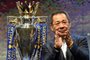  (FILES) In this file photo taken on May 18, 2016 Leicester City FC's owner Vichai Srivaddhanaprabha applauds as they take part in a presentation of the English Premier League football trophy at the King Power duty-free headquarters in Bangkok on May 18, 2016. - A helicopter belonging to Thai tycoon Vichai Srivaddhanaprabha crashed on October 27, 2018 near the stadium of his UK football club Leicester City. The identities of the pilot and any passengers on board have not yet been confirmed. It is also not yet known if anyone on the ground was injured. (Photo by CHRISTOPHE ARCHAMBAULT / AFP)Editoria: SPOLocal: BangkokIndexador: CHRISTOPHE ARCHAMBAULTSecao: soccerFonte: AFPFotógrafo: STF
