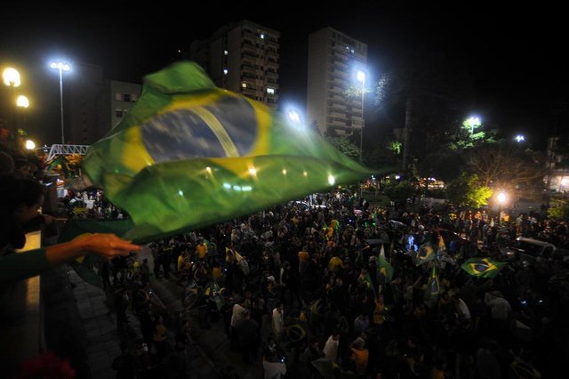 CAXIAS DO SUL, RS, BRASIL 28/10/2018Praça Dante Aligheri cheia de eleitores do candidato eleito Jair Bolsonaro. (Felipe Nyland/Agência RBS) CAXIAS DO SUL, RS, BRASIL 28/10/2018Praça Dante Aligheri cheia de eleitores do candidato eleito Jair Bolsonaro. (Felipe Nyland/Agência RBS)