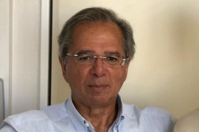 Após polêmicas envolvendo recriação de imposto, Paulo Guedes visita Jair Bolsonaro no hospital