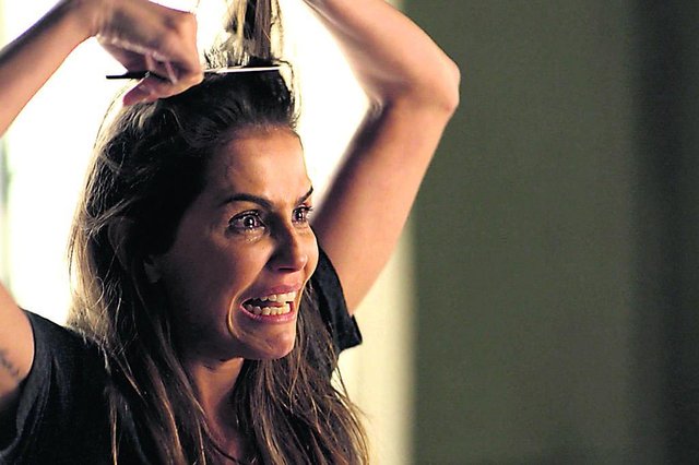 Nos últimos capítulos de Segundo Sol, prevista para terminar no dia 9 de novembro, após descobrir que Severo (Odilon Wagner) é seu pai, Karola (Deborah Secco) irá confrontá-lo. Tudo começará quando ela pressionar Dulce (Renata Sorrah), mãe de Laureta (Adriana Esteves), para saber do seu passado. A mulher revelará que a moça é sua neta, mas afirmará que desconhece a identidade do pai dela. Nos últimos capítulos de Segundo Sol, prevista para terminar no dia 9 de novembro, após descobrir que Severo (Odilon Wagner) é seu pai, Karola (Deborah Secco) irá confrontá-lo. Tudo começará quando ela pressionar Dulce (Renata Sorrah), mãe de Laureta (Adriana Esteves), para saber do seu passado. A mulher revelará que a moça é sua neta, mas afirmará que desconhece a identidade do pai dela.