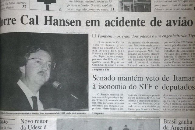 Edição de 24 de março de 1994 informa sobre a morte do empresário Carlos Roberto Hansen. Presidente do conselho de administração da Tigre morreu em acidente aéreo na Colômbia. Além de Cau Hansen, morreram o funcionário Eugênio Junqueira Neto, o piloto Elírio Petry e o copiloto Raimundo Matyniak. Edição de 24 de março de 1994 informa sobre a morte do empresário Carlos Roberto Hansen. Presidente do conselho de administração da Tigre morreu em acidente aéreo na Colômbia. Além de Cau Hansen, morreram o funcionário Eugênio Junqueira Neto, o piloto Elírio Petry e o copiloto Raimundo Matyniak.
