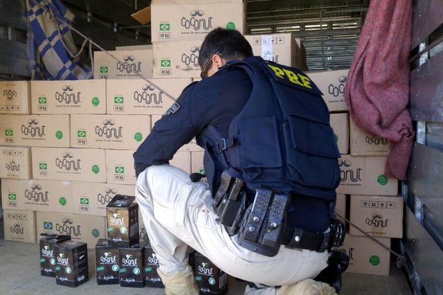 Operação realizada na BR-101, em Paulo Lopes, resultou na apreensão de 24 caixas e sacos contendo roupas falsificadas, imitando marcas famosas. A mercadoria estava no porta-malas de um ônibus com placas de Curitiba (PR) que transportava 18 passageiros estrangeiros vindos do Haiti e de países africanos como Senegal e Cabo Verde. Conforme divulgação da Polícia Rodoviária Federal (PRF), os produtos foram fabricados no Brasil, mas não tinham nenhum tipo de nota fiscal. A fiscalização ocorreu na tarde desta segunda-feira, envolvendo agentes da PRF, Secretaria da Fazenda Estadual, Receita Federal, Polícia Civil, Anatel, Procon e Inmetro. Operação realizada na BR-101, em Paulo Lopes, resultou na apreensão de 24 caixas e sacos contendo roupas falsificadas, imitando marcas famosas. A mercadoria estava no porta-malas de um ônibus com placas de Curitiba (PR) que transportava 18 passageiros estrangeiros vindos do Haiti e de países africanos como Senegal e Cabo Verde. Conforme divulgação da Polícia Rodoviária Federal (PRF), os produtos foram fabricados no Brasil, mas não tinham nenhum tipo de nota fiscal. A fiscalização ocorreu na tarde desta segunda-feira, envolvendo agentes da PRF, Secretaria da Fazenda Estadual, Receita Federal, Polícia Civil, Anatel, Procon e Inmetro.