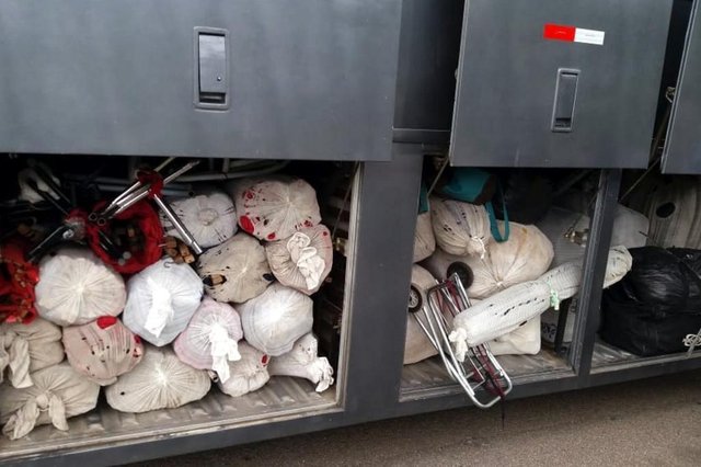 Operação realizada na BR-101, em Paulo Lopes, resultou na apreensão de 24 caixas e sacos contendo roupas falsificadas, imitando marcas famosas. A mercadoria estava no porta-malas de um ônibus com placas de Curitiba (PR) que transportava 18 passageiros estrangeiros vindos do Haiti e de países africanos como Senegal e Cabo Verde. Conforme divulgação da Polícia Rodoviária Federal (PRF), os produtos foram fabricados no Brasil, mas não tinham nenhum tipo de nota fiscal. A fiscalização ocorreu na tarde desta segunda-feira, envolvendo agentes da PRF, Secretaria da Fazenda Estadual, Receita Federal, Polícia Civil, Anatel, Procon e Inmetro. Operação realizada na BR-101, em Paulo Lopes, resultou na apreensão de 24 caixas e sacos contendo roupas falsificadas, imitando marcas famosas. A mercadoria estava no porta-malas de um ônibus com placas de Curitiba (PR) que transportava 18 passageiros estrangeiros vindos do Haiti e de países africanos como Senegal e Cabo Verde. Conforme divulgação da Polícia Rodoviária Federal (PRF), os produtos foram fabricados no Brasil, mas não tinham nenhum tipo de nota fiscal. A fiscalização ocorreu na tarde desta segunda-feira, envolvendo agentes da PRF, Secretaria da Fazenda Estadual, Receita Federal, Polícia Civil, Anatel, Procon e Inmetro.