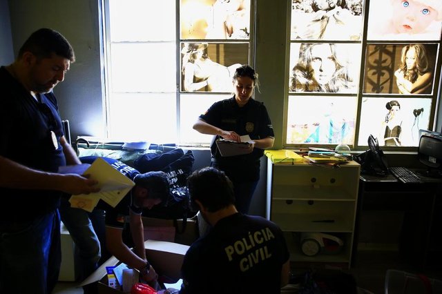 PORTO ALEGRE, RS, BRASIL, 30-10-2018: Operação da Polícia Civil em estúdios fotográficos na região central que aplicam golpe em idosas. (Foto: Mateus Bruxel / Agência RBS) PORTO ALEGRE, RS, BRASIL, 30-10-2018: Operação da Polícia Civil em estúdios fotográficos na região central que aplicam golpe em idosas. (Foto: Mateus Bruxel / Agência RBS)