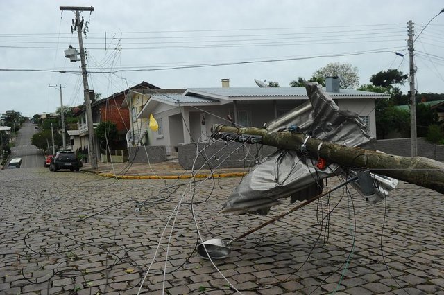 FLORES DA CUNHA, RS, BRASIL, 31/10/2018. Temporal causa destelhamento de casas e escolas em Flores da Cunha. Escolas do município e a própria sede do Corpo de Bombeiros foram afetadas pela forte chuva que atingiu a região nas últimas horas. Na foto, casas destelhadas na rua John Kennedy esquina com rua Da Paz. Um poste também foi derrubado. (Porthus Junior/Agência RBS) FLORES DA CUNHA, RS, BRASIL, 31/10/2018. Temporal causa destelhamento de casas e escolas em Flores da Cunha. Escolas do município e a própria sede do Corpo de Bombeiros foram afetadas pela forte chuva que atingiu a região nas últimas horas. Na foto, casas destelhadas na rua John Kennedy esquina com rua Da Paz. Um poste também foi derrubado. (Porthus Junior/Agência RBS)