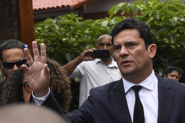  Brazilian Judge Sergio Moro gestures as he leaves the house of Brazilian President-elect Jair Bolsonaro after a meeting, in Rio de Janeiro, Brazil on November 1, 2018. - Anti-graft judge Moro accepted the justice minister post under Brazils Bolsonaro. (Photo by MAURO PIMENTEL / AFP)Editoria: POLLocal: Rio de JaneiroIndexador: MAURO PIMENTELSecao: politics (general)Fonte: AFPFotógrafo: STF