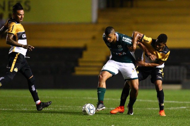 SC - Criciúma - 01/11/2018 - Brasileiro B 2018, Criciúma x Goias - Jean Mangabeira do Criciúma disputa lance com Jogador do Goias durante partida pela 34ª rodada do Campeonato Brasileiro B 2018 no estádio Heriberto Hülse. Foto: Guilherme Hahn Especial SC - Criciúma - 01/11/2018 - Brasileiro B 2018, Criciúma x Goias - Jean Mangabeira do Criciúma disputa lance com Jogador do Goias durante partida pela 34ª rodada do Campeonato Brasileiro B 2018 no estádio Heriberto Hülse. Foto: Guilherme Hahn Especial