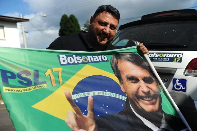 NOVA PÁDUA, RS, BRASIL, 01/11/2018. Nova Pádua é o município mais bolsonarista do RS. No segundo turno, futuro presidente alcançou 92,96% dos votos válidos no município serrano; no primeiro, foram 82,75%. Família Bolsonarista de Nova Pádua. Pai Gustavo Finger, 42 anos, mãe Edinéia, 37, e os filhos Luis Felipe, 12, e Carlos Eduardo (de cinza), 10. NOVA PÁDUA, RS, BRASIL, 01/11/2018. Nova Pádua é o município mais bolsonarista do RS. No segundo turno, futuro presidente alcançou 92,96% dos votos válidos no município serrano; no primeiro, foram 82,75%. Família Bolsonarista de Nova Pádua. Pai Gustavo Finger, 42 anos, mãe Edinéia, 37, e os filhos Luis Felipe, 12, e Carlos Eduardo (de cinza), 10.