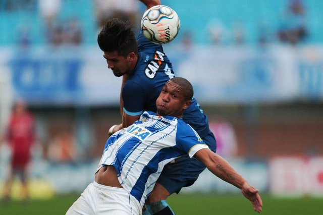 Disputa de bola em Avaí x Londrina Disputa de bola em Avaí x Londrina