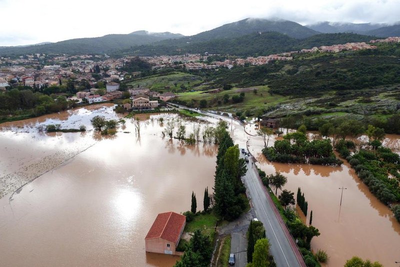 This aerial view shows the River Argens at Roquebrune-sur-Argens on November 1, 2018, after it burst its banks following heavy rainfall. - The Var region in the south of France remains on orange alert for floods, while the orange warning storm-rains-floods was raised for this department as well as for the Gard, Lozere and Bouches-du-Rhone, announced Météo France early November 1. (Photo by Yann COATSALIOU / AFP)