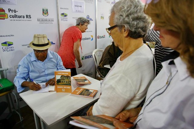  PORTO ALEGRE, RS, BRASIL, 04/11/2018: O cobrador de ônibus Fernando Campos da Rosa faz sessão de autógrafos de seu livro, batizado de Alegrete, Meu Amor na Feira do Livro de Porto Alegre. (CAMILA DOMINGUES/AGÊNCIA RBS)