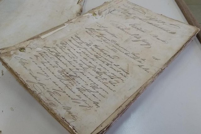 Reprodução da capa do processo de 1879 aberto para processar militares envolvidos no triplo assassinato de duas imigrantes da Prússia e de um imigrante italiano ocorrido em Caxias do Sul em 1877. Reprodução da capa do processo de 1879 aberto para processar militares envolvidos no triplo assassinato de duas imigrantes da Prússia e de um imigrante italiano ocorrido em Caxias do Sul em 1877.