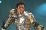  le chanteur américain Michael Jackson se produit sur scène, le 25 Juin au stade Gerland à Lyon, devant près de 25 000 personnes, lors dun concert qui démarre sa tournée française intitulée HIStory World TourII. (IMAGE NUMERIQUE) / AFP PHOTO / PASCAL GEORGEEditoria: ACELocal: LyonIndexador: PASCAL GEORGESecao: musicFonte: AFP