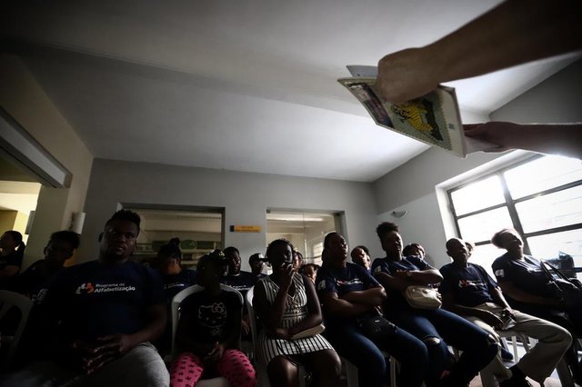  PORTO ALEGRE, RS, BRASIL - Grupo de haitianos que participam das oficinas gratuitas de língua portuguesa promovidas pelo CIEE-RS visitará a Feira do Livro. (Carlos Macedo/Agência RBS)Indexador: Carlos Macedo