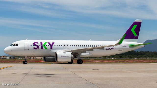 Avião da Sky airline pousa em Florianópolis Avião da Sky airline pousa em Florianópolis