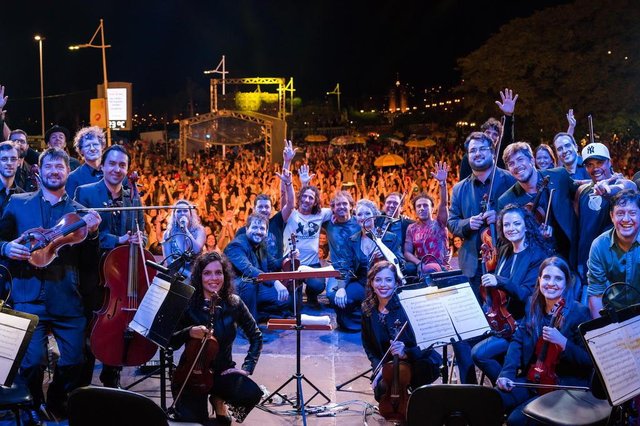 Depois do grande sucesso dos shows de gravação do DVD Acústico 25 Anos no Teatro do CIC e do memorável show no P12 de Jurerê, Dazaranha e Camerata Florianópolis farão seu último show juntos neste ano. Desta vez, será ao ar livre, neste domingo, às 17h, no Trapiche da Avenida Beira-Mar Norte, na Capital. Ao todo, 15 sucessos do Daza serão apresentados. Depois do grande sucesso dos shows de gravação do DVD Acústico 25 Anos no Teatro do CIC e do memorável show no P12 de Jurerê, Dazaranha e Camerata Florianópolis farão seu último show juntos neste ano. Desta vez, será ao ar livre, neste domingo, às 17h, no Trapiche da Avenida Beira-Mar Norte, na Capital. Ao todo, 15 sucessos do Daza serão apresentados.