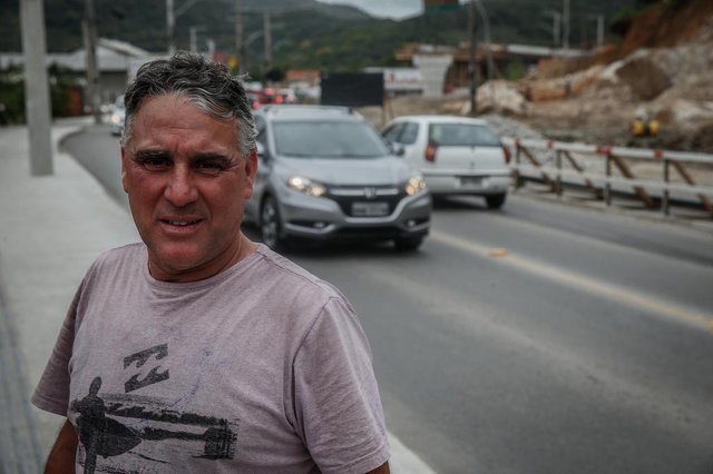 FLORIANÓPOLIS, SC, BRASIL - 07/11/2018Elevado no Rio Tavares causa transtorno para moradores próximos à obra. Na foto, Daniel Sebastião, 52 - comercianteIndexador: EMERSON SOUZA FLORIANÓPOLIS, SC, BRASIL - 07/11/2018Elevado no Rio Tavares causa transtorno para moradores próximos à obra. Na foto, Daniel Sebastião, 52 - comercianteIndexador: EMERSON SOUZA
