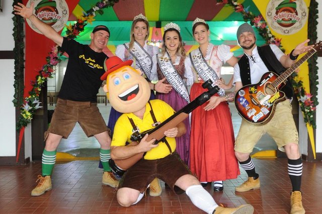 JARAGUÁ DO SUL,SC,BRASIL,06-11-2018.Quase tudo pronto para a 30ª Schützenfest em Jaraguá do Sul.Reales,Paula Luísa Pereira (rainha),Júlia Cristina Beuettgen(1ª princesa) e Nicolle Chuika (segunda princesa) com a Banda Pedra no Rim.(Foto:Salmo Duarte/A Notícia) JARAGUÁ DO SUL,SC,BRASIL,06-11-2018.Quase tudo pronto para a 30ª Schützenfest em Jaraguá do Sul.Reales,Paula Luísa Pereira (rainha),Júlia Cristina Beuettgen(1ª princesa) e Nicolle Chuika (segunda princesa) com a Banda Pedra no Rim.(Foto:Salmo Duarte/A Notícia)