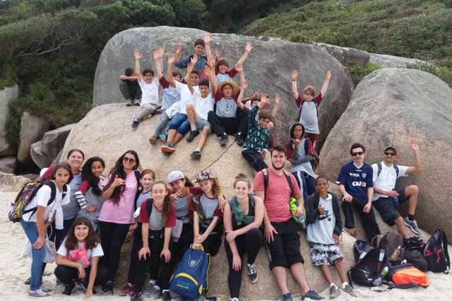 Guiados por música, os alunos do sexto ano da Escola Básica Municipal Dilma Lúcia dos Santos, no bairro Armação do Pântano do Sul, em Florianópolis, estão conhecendo de perto diferentes locais da Ilha nas aulas de geografia. As visitas, com a professora Lílian Claudete, seguem a letra da música Afinar As Rezas, da banda catarinense Dazaranha.O projeto começou no mês de setembro e vai até o final de novembro. A turma já visitou as praias de Naufragados e Solidão, a Lagoa da Conceição, a Lagoa do Peri e a Ilha do Campeche.NA FOTO - Passeio na praia de Naufragados Guiados por música, os alunos do sexto ano da Escola Básica Municipal Dilma Lúcia dos Santos, no bairro Armação do Pântano do Sul, em Florianópolis, estão conhecendo de perto diferentes locais da Ilha nas aulas de geografia. As visitas, com a professora Lílian Claudete, seguem a letra da música Afinar As Rezas, da banda catarinense Dazaranha.O projeto começou no mês de setembro e vai até o final de novembro. A turma já visitou as praias de Naufragados e Solidão, a Lagoa da Conceição, a Lagoa do Peri e a Ilha do Campeche.NA FOTO - Passeio na praia de Naufragados