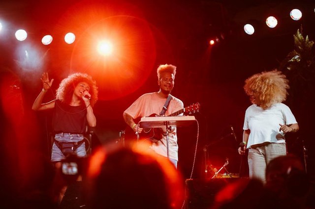O trio curitibano Tuyo, formado por Machado, Lio e Lay Soares. O trio curitibano Tuyo, formado por Machado, Lio e Lay Soares.