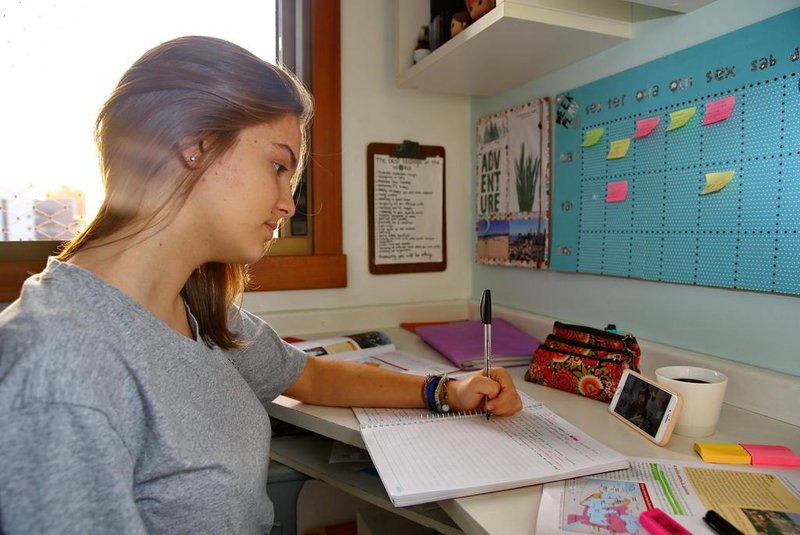  PORTO ALEGRE, RS, BRASIL, 01/11/2018: Adolescentes assistem a videoaulas para complementar estudos em casa. Na foto, a estudante Juliana Campos Meurer. (CAMILA DOMINGUES/AGÊNCIA RBS)