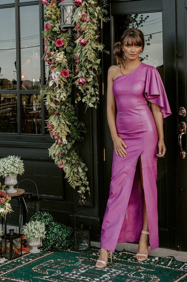 Jovana Foresti dá dicas de vestidos para formatura. Jovana Foresti dá dicas de vestidos para formatura.