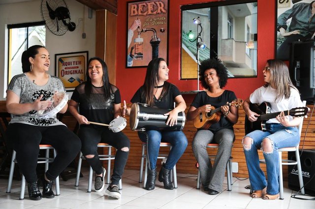 FLORIANÓPOLIS, SC, BRASIL, 08/11/2018: Grupo Entre Elas. Na foto: Juliana de Medeiros, 31 anos, de São Paulo, pandeiroAmanda Fernandes, Neguinha, 37 anos, de Florianópolis, percussãoGicella Guedes da Fonseca, 33 anos, a Gi, de Florianópolis, vocalJéssica Antunes, 27 anos, de Criciúma, cavaquinhoManoela Pires, 24 anos, de Florianópolis, violão. (Foto: CRISTIANO ESTRELA / DIÁRIO CATARINENSE) FLORIANÓPOLIS, SC, BRASIL, 08/11/2018: Grupo Entre Elas. Na foto: Juliana de Medeiros, 31 anos, de São Paulo, pandeiroAmanda Fernandes, Neguinha, 37 anos, de Florianópolis, percussãoGicella Guedes da Fonseca, 33 anos, a Gi, de Florianópolis, vocalJéssica Antunes, 27 anos, de Criciúma, cavaquinhoManoela Pires, 24 anos, de Florianópolis, violão. (Foto: CRISTIANO ESTRELA / DIÁRIO CATARINENSE)