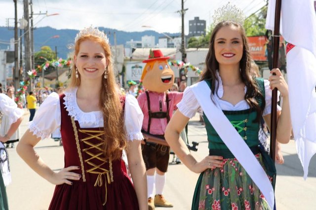 primeiro domingo de desfile da schutzenfest primeiro domingo de desfile da schutzenfest
