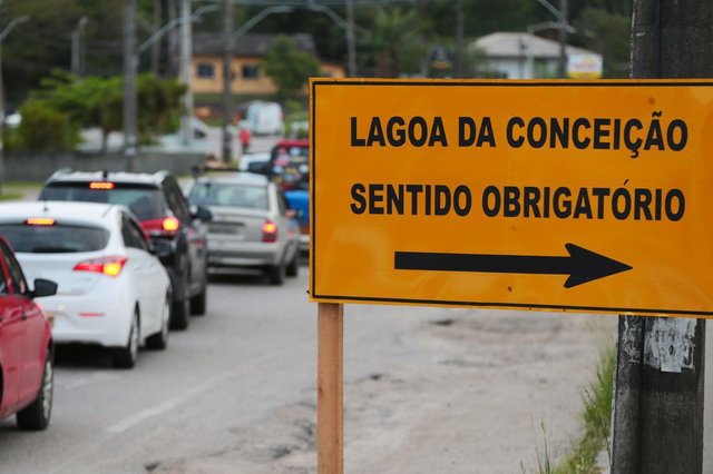 FLORIANÓPOLIS, SC, BRASIL, 12/11/2018: Inicio do bloqueio no trânsito devido às obras no elevado do Rio Tavares . Na foto: Placas na SC405 avisam sobre o desvio do trânsito. (Foto: CRISTIANO ESTRELA / DIÁRIO CATARINENSE) FLORIANÓPOLIS, SC, BRASIL, 12/11/2018: Inicio do bloqueio no trânsito devido às obras no elevado do Rio Tavares . Na foto: Placas na SC405 avisam sobre o desvio do trânsito. (Foto: CRISTIANO ESTRELA / DIÁRIO CATARINENSE)