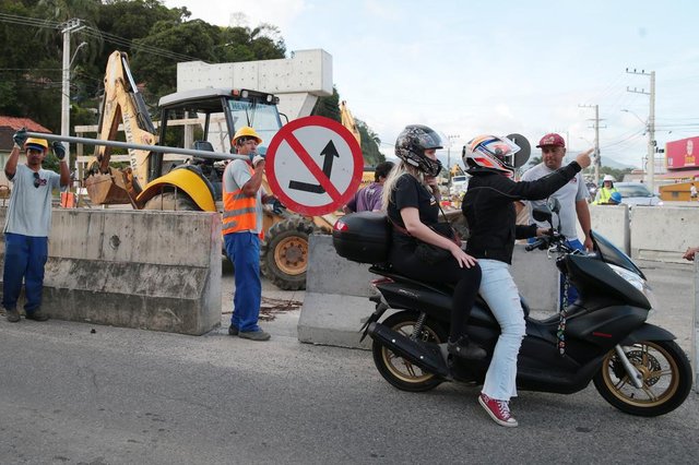 FLORIANÓPOLIS, SC, BRASIL, 12/11/2018: Inicio do bloqueio no trânsito devido às obras no elevado do Rio Tavares . Na foto: Populares ainda confusos com as modificações no trânsito. (Foto: CRISTIANO ESTRELA / DIÁRIO CATARINENSE) FLORIANÓPOLIS, SC, BRASIL, 12/11/2018: Inicio do bloqueio no trânsito devido às obras no elevado do Rio Tavares . Na foto: Populares ainda confusos com as modificações no trânsito. (Foto: CRISTIANO ESTRELA / DIÁRIO CATARINENSE)