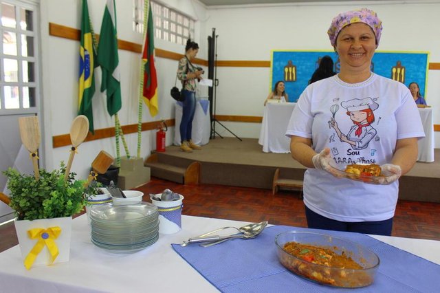 Elane Berenice de Oliveira, da Escola Municipal de Educação Infantil Mara Mattos, de Sapucaia do Sul. 3º lugar no concurso Master Sene, com massa recheada.