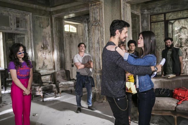 Em Espelho da Vida, Cris (Vitória Strada) dança com Alain (João Vicente de Castro), até que lembra do passado e dá um tapa na cara do diretor na frente de todos. Em Espelho da Vida, Cris (Vitória Strada) dança com Alain (João Vicente de Castro), até que lembra do passado e dá um tapa na cara do diretor na frente de todos.