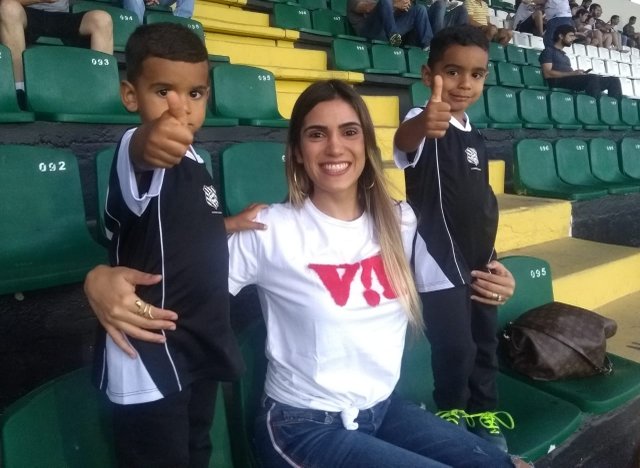 Gabriela, esposa de Elton, com os filhos Enzo e guilherme Gabriela, esposa de Elton, com os filhos Enzo e guilherme