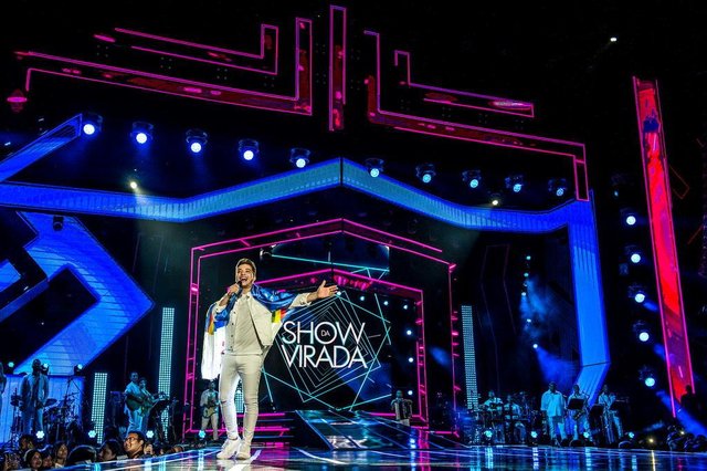 Na noite desta quarta-feira, dia 14 de novembro, Ivete Sangalo, Simone & Simaria, Luan Santana, Wesley Safadão, Thiaguinho e Raça Negra subiram ao palco do Show da Virada para gravar mais uma edição da atração, que, todos os anos, embala a noite de Reveillón dos brasileiros na tela da Globo. A gravação aconteceu em Recife, dando continuidade ao formato itinerante do Show da Virada, que já passou por Salvador e Belo Horizonte. Na noite desta quarta-feira, dia 14 de novembro, Ivete Sangalo, Simone & Simaria, Luan Santana, Wesley Safadão, Thiaguinho e Raça Negra subiram ao palco do Show da Virada para gravar mais uma edição da atração, que, todos os anos, embala a noite de Reveillón dos brasileiros na tela da Globo. A gravação aconteceu em Recife, dando continuidade ao formato itinerante do Show da Virada, que já passou por Salvador e Belo Horizonte.