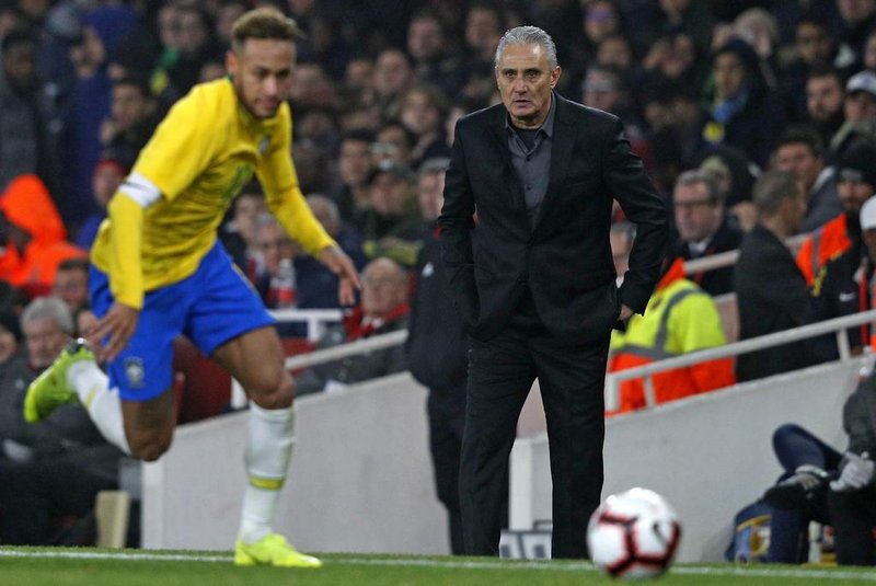  Brazils head coach Tite watches from the touchline as Brazils striker Neymar chases the ball during the international friendly football match between Brazil and Uruguay at The Emirates Stadium in London on November 16, 2018. (Photo by Adrian DENNIS / AFP)Editoria: SPOLocal: LondonIndexador: ADRIAN DENNISSecao: soccerFonte: AFPFotógrafo: STF