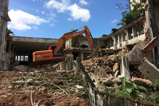 Começa a demolição do antigo Fórum de Joinville. Começa a demolição do antigo Fórum de Joinville.
