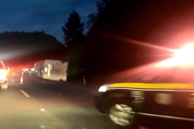 Polícia irá investigar causa do acidente de ônibus com estudantes que tombou em Joinville Polícia irá investigar causa do acidente de ônibus com estudantes que tombou em Joinville