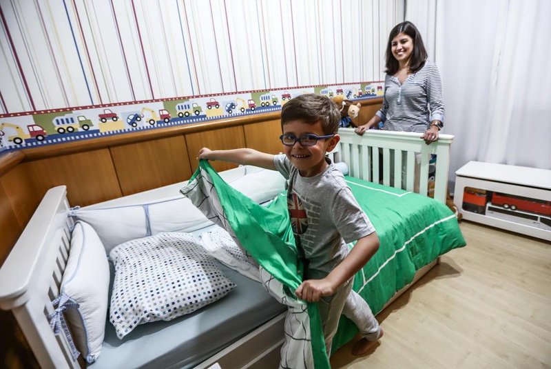  PORTO ALEGRE,RS, BRASIL, 23/10/2018 - Criança que ajuda nas atividades domésticas. O menino (Benjamin) arruma a cama com ajuda da mãe (Viviane).  (FOTOGRAFO: CARLOS MACEDO / AGENCIA RBS)Indexador: Carlos Macedo