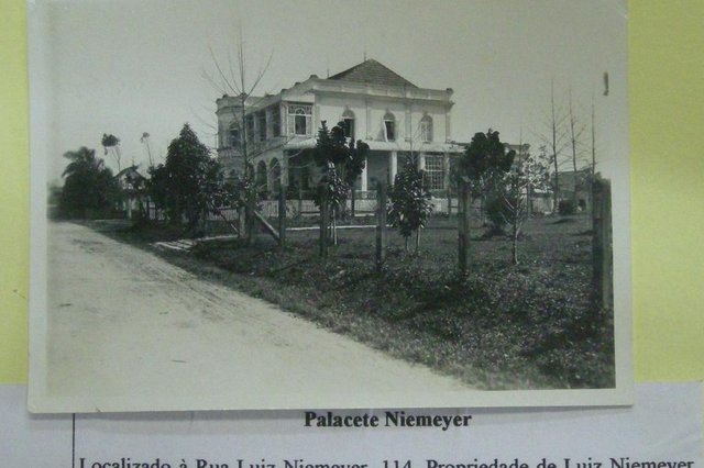 Palacete Niemeyer, na rua Luiz Niemeyer, nº 114, no Centro de Joinville. Casa era de propriedade de Luiz Niemeyer e foi construída em 1906, no terreno que anteriormente pertenceu à Direção da Colônia. Atualmente, está encampada pelo Banco do Brasil. Data indeterminada. Palacete Niemeyer, na rua Luiz Niemeyer, nº 114, no Centro de Joinville. Casa era de propriedade de Luiz Niemeyer e foi construída em 1906, no terreno que anteriormente pertenceu à Direção da Colônia. Atualmente, está encampada pelo Banco do Brasil. Data indeterminada.