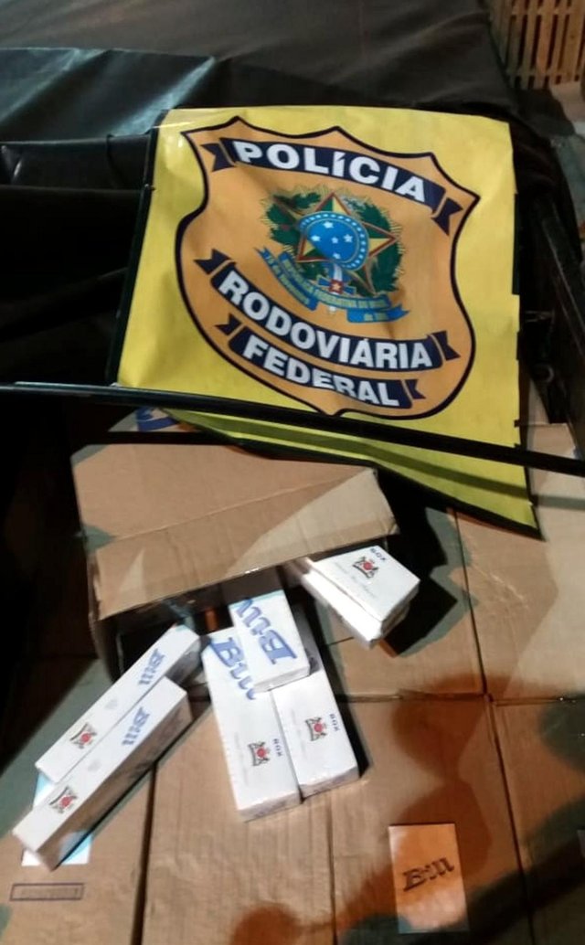 A Polícia Rodoviária Federal (PRF) apreendeu na noite de segunda-feira (23), na BR-101 em Paulo Lopes, Grande Florianópolis, cerca de 300 mil maços de cigarros contrabandeados do Paraguai. O motorista do caminhão, de 43 anos, que transportava a carga foi preso. A Polícia Rodoviária Federal (PRF) apreendeu na noite de segunda-feira (23), na BR-101 em Paulo Lopes, Grande Florianópolis, cerca de 300 mil maços de cigarros contrabandeados do Paraguai. O motorista do caminhão, de 43 anos, que transportava a carga foi preso.