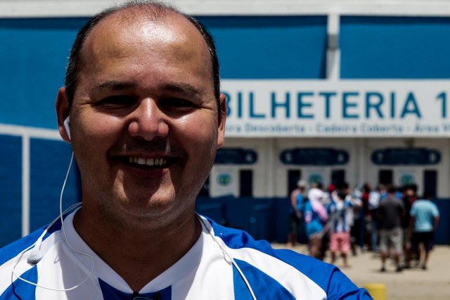 FLORIANÓPOLIS, SANTA CATARINA, BRASIL - FOTO: TIAGO GHIZONI/DIÁRIO CATARINENSE - 20/11/2018 - Avaí inicia a venda de ingressos para o jogo que pode determinar o acesso do time para a Série A. Na mesma tarde, Guga participou de uma coletiva antes de ir para o treino. Na foto: Reginaldo Soares, 46, o primeiro a comprar ingresso da Ressacada. FLORIANÓPOLIS, SANTA CATARINA, BRASIL - FOTO: TIAGO GHIZONI/DIÁRIO CATARINENSE - 20/11/2018 - Avaí inicia a venda de ingressos para o jogo que pode determinar o acesso do time para a Série A. Na mesma tarde, Guga participou de uma coletiva antes de ir para o treino. Na foto: Reginaldo Soares, 46, o primeiro a comprar ingresso da Ressacada.